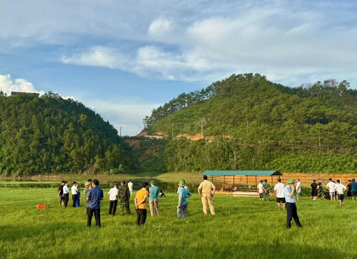 Các lực lượng chức năng huy động, tìm kiếm người bị nạn