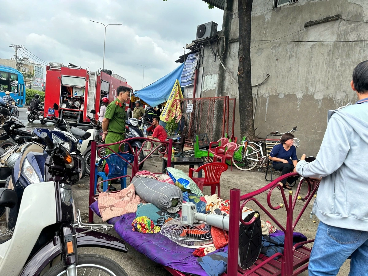Ông Nguyễn Hữu Hiệp, Chủ tịch UBND phường Tân Thới Hiệp, cho biết vụ cháy không gây thương vong. Thiệt hại tài sản đang được thống kê. Dãy trọ bị cháy được thiết kế khung sắt, sau vụ việc chỉ còn trơ phần khung, nhiều vật dụng bên trong bị cháy rụi.