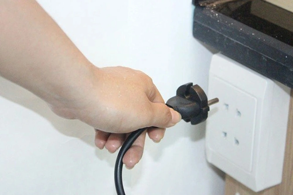 Rút phích cắm là hành động quan trọng để bảo vệ các thiết bị điện tử khỏi giông sét