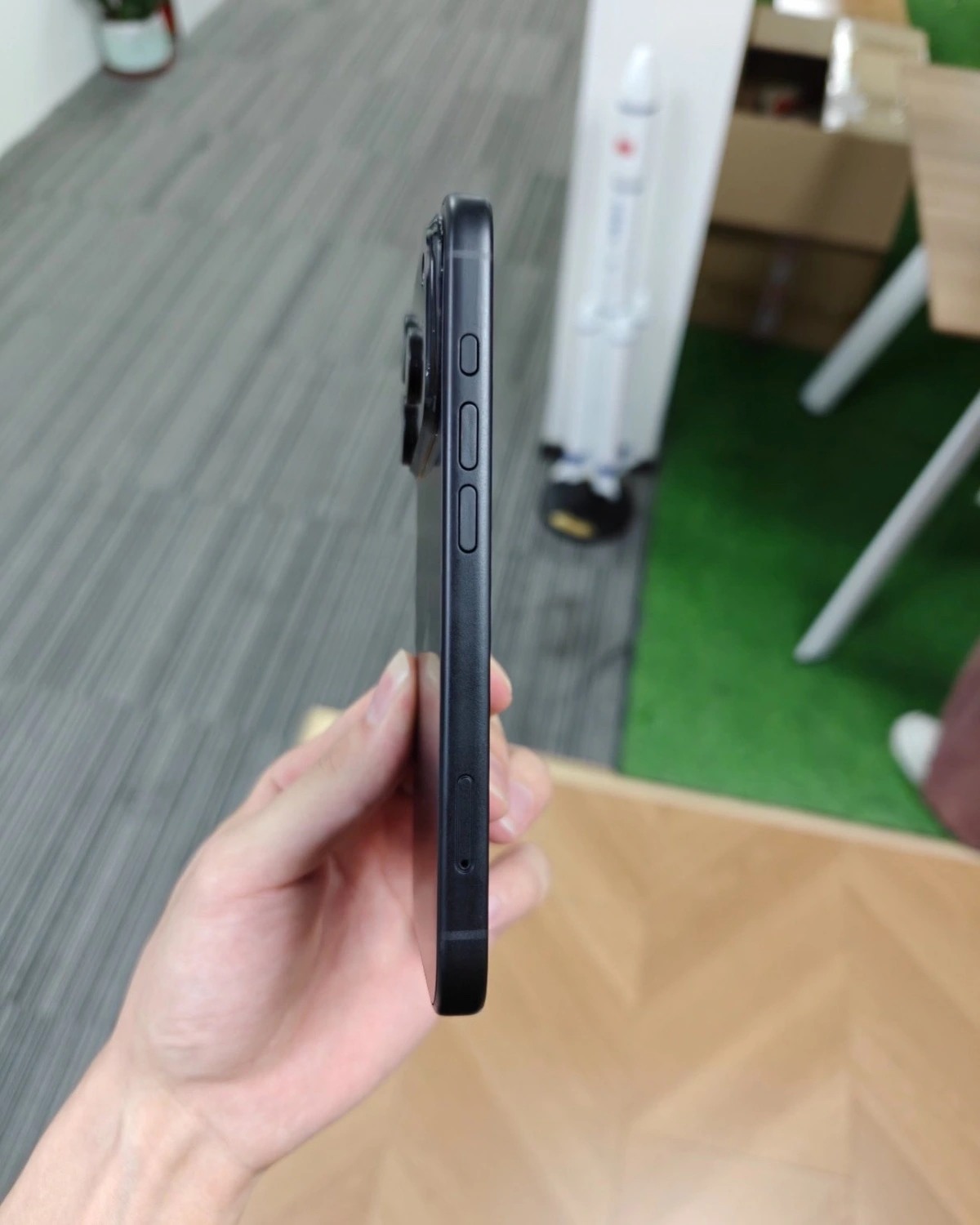 Cạnh bên hông của máy.