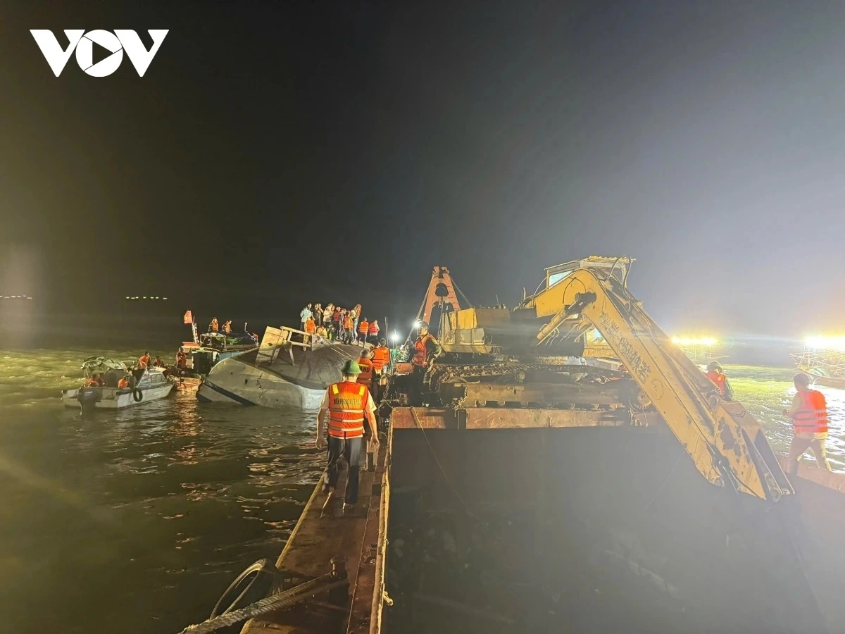 Tàu cẩu đang làm cáp để chuẩn bị các phương án trục vớt tàu Vịnh Xanh 58