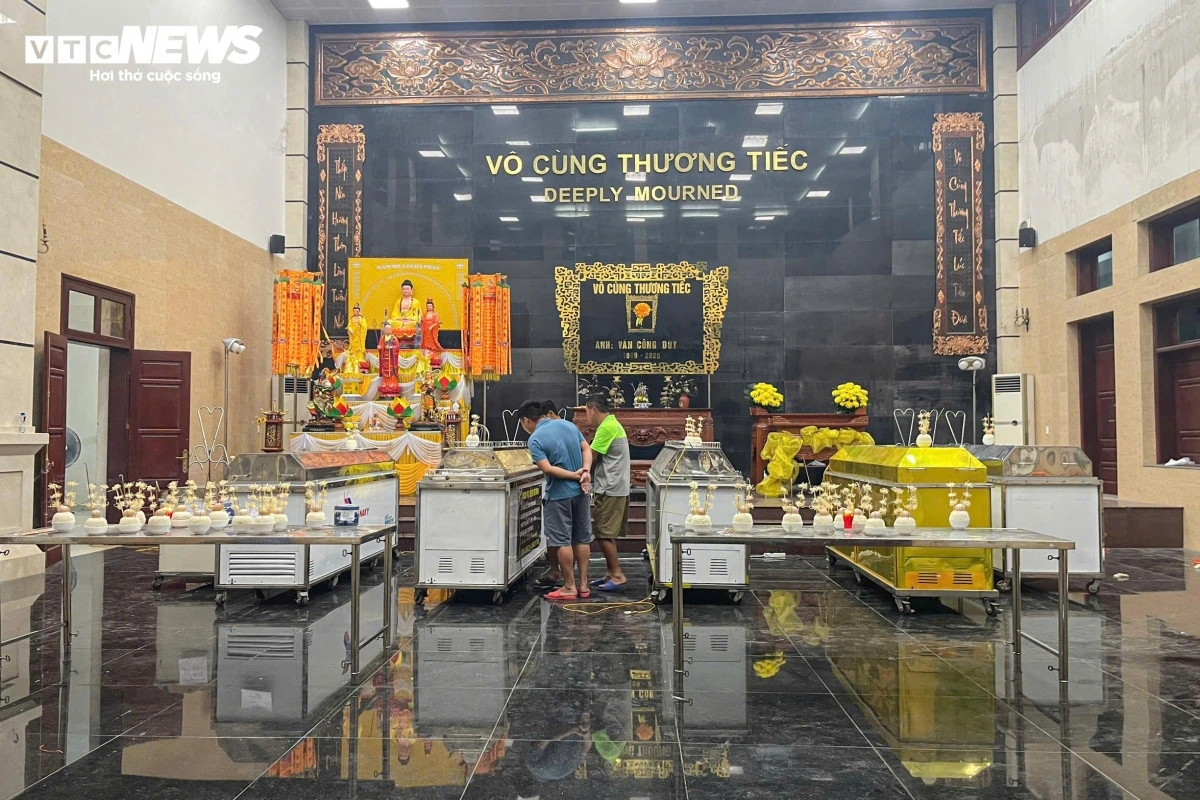 Rạng sáng 20/7, khuôn viên nhà tang lễ Bệnh viện Đa khoa Bãi Cháy (Quảng Ninh) rất đông người nhà nạn nhân trong vụ lật tàu trên vịnh Hạ Long.