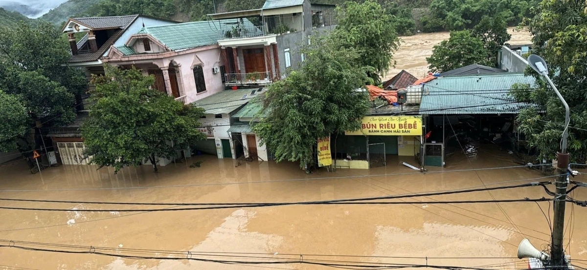 Nước sông dâng cao, nhiều người dân phải bỏ lại tài sản, nhà cửa di tản đến nơi an toàn. (Ảnh: Nguyễn Viết Lam)