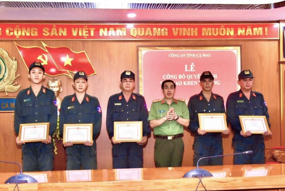 2 Đại tá Lê Tấn Vinh trao Giấy khen cho 5 cán bộ, chiến sĩ thuộc phòng Cảnh sát cơ động