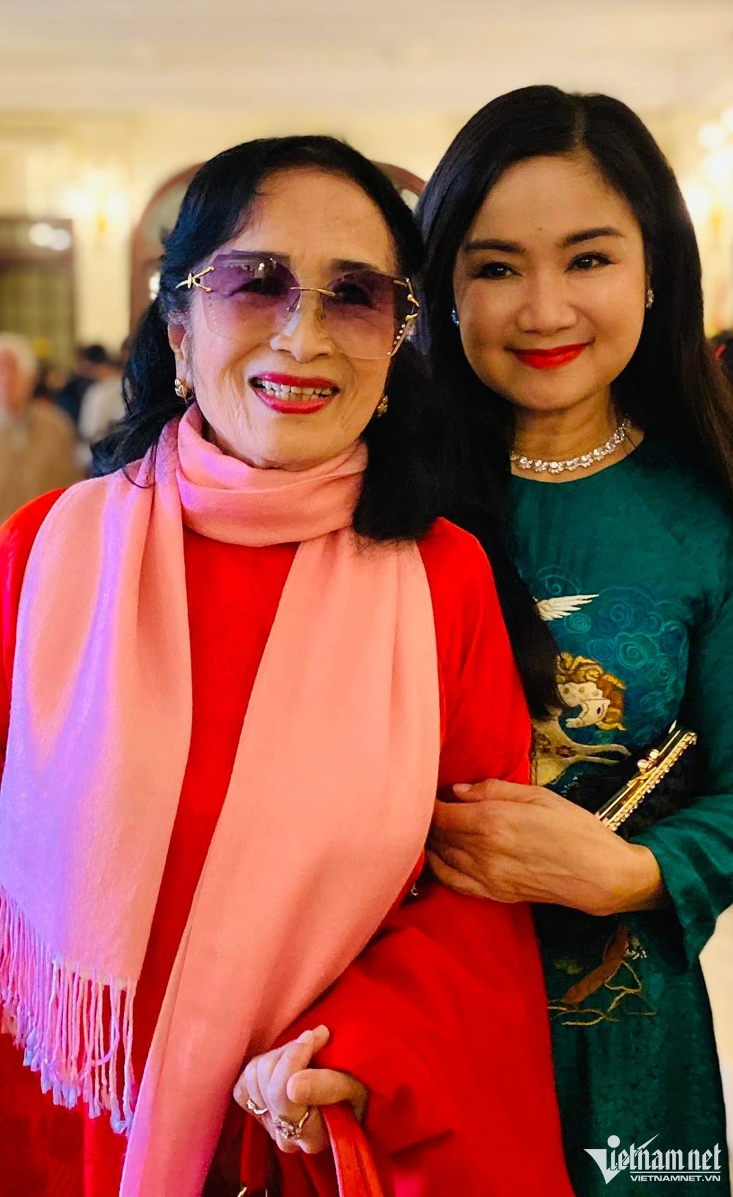 NSND Trà Giang và NSND Thu Hà hội ngộ dịp kỷ niệm 70 năm ngày thành lập Điện ảnh cách mạng Việt Nam (1953-2023). Ảnh: Vietnamnet