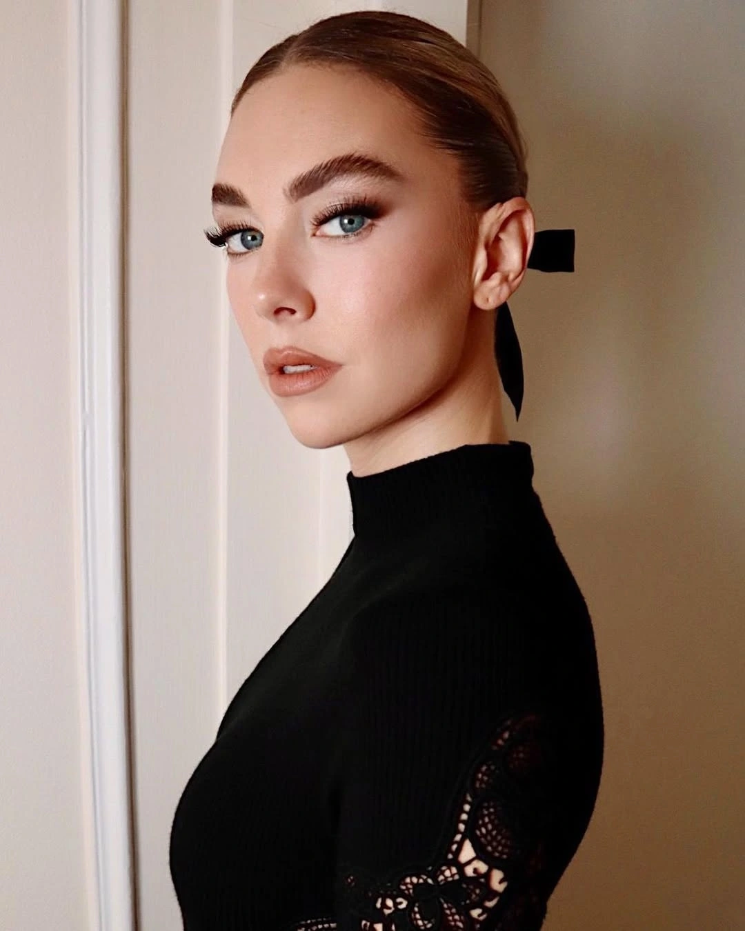 Trên IMDb ở thời điểm hiện tại, Vanessa Kirby là diễn viên được quan tâm cao thứ 6, cao hơn 2 bạn diễn trong "Bộ tứ siêu đẳng" là Pedro Pascal và Joseph Quinn. Người đẹp cho biết cô cảm thấy tự tin khi đồng hành cùng 3 nam diễn viên. "Tôi biết mình sẽ không thể thiếu ba diễn viên này. Họ thực sự đã trở thành một gia đình đối với tôi và tôi rất ngưỡng mộ họ", cô nói với Deadline.