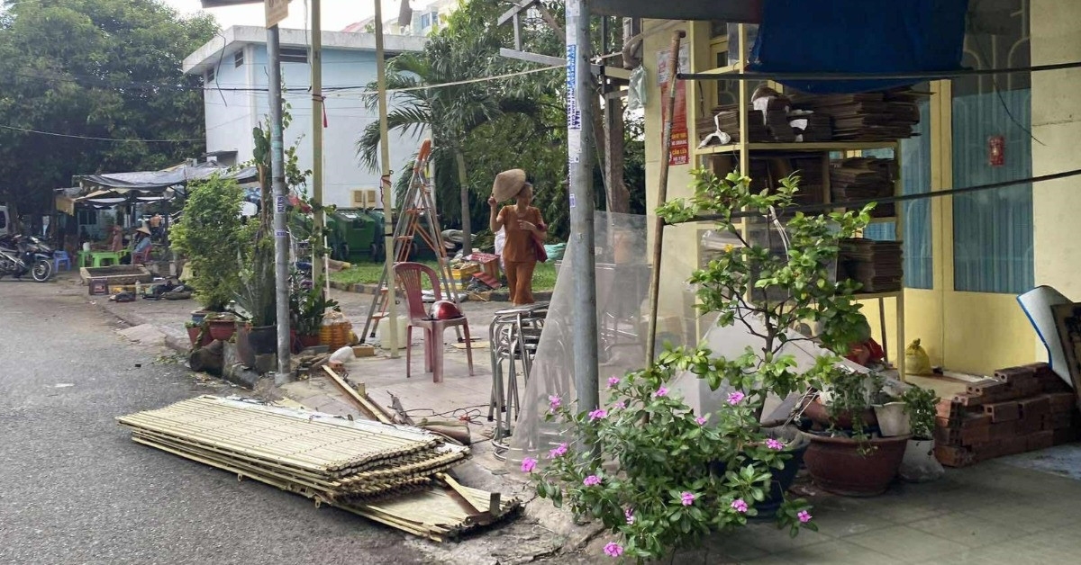 Phần cửa cuốn sau khi được tháo được chất tạm trên đường. Ảnh: TK.