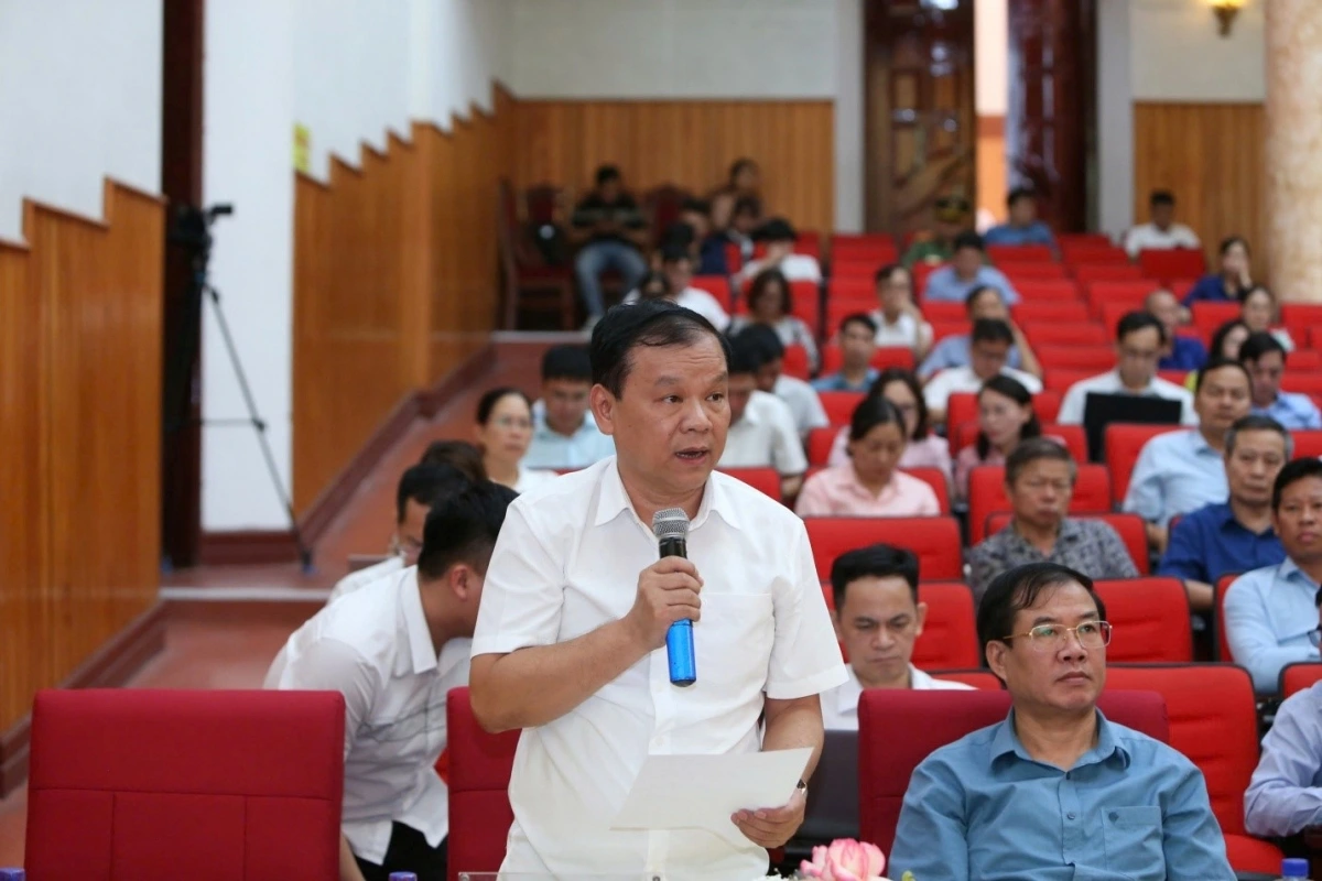 Cử tri phường Điện Biên phủ-Giám đốc Sở Tài chính Nguyễn Phi Sông kiến nghị việc bố trí trụ sở dôi dư sau sắp xếp. Ảnh: PV