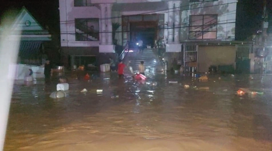 The rising waters in the Nam Mo river on the night of July 22 flood large parts of Muong Xen, prompting a nighttime evacuation by locals.