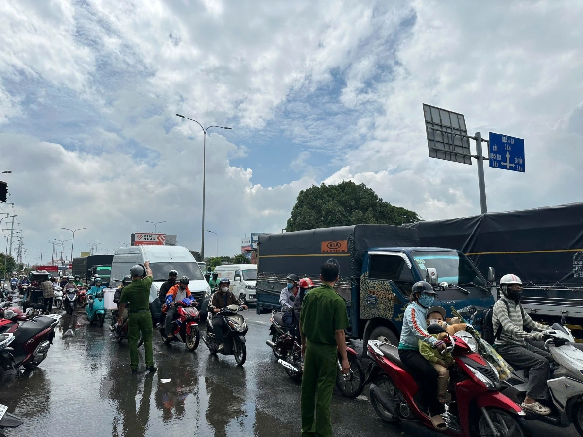 Do khu trọ nằm sát mặt đường và đám cháy xảy ra vào giờ cao điểm, giao thông trên đường Đỗ Mười bị ùn tắc nghiêm trọng. Lực lượng CSGT đã có mặt kịp thời để phân luồng, điều tiết giao thông. Nguyên nhân vụ cháy đang được cơ quan chức năng điều tra, làm rõ.