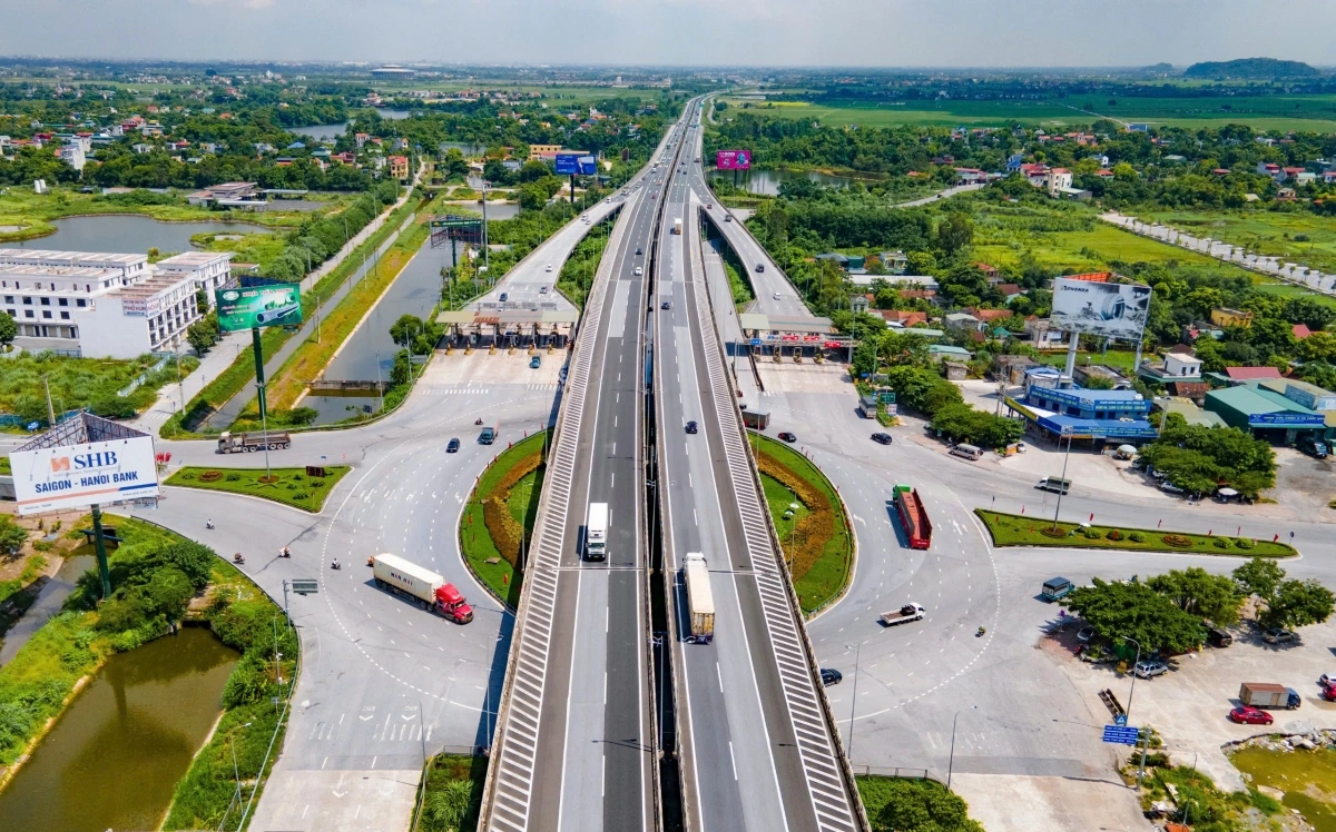 Phương tiện lưu thông trên tuyến cao tốc Cầu Giẽ-Ninh Bình. Ảnh: PV