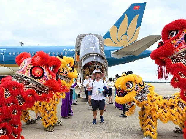 Chào đón du khách quốc tế tại sự kiện đón hành khách thứ 350 triệu của Vietnam Airlines.