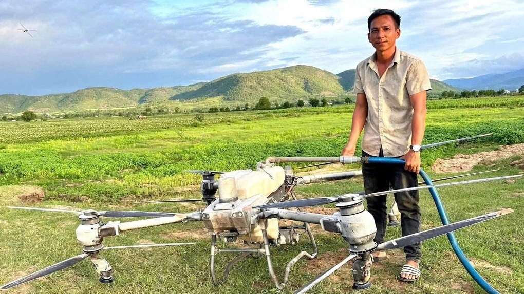 Ông Trần Văn Nghĩa bên chiếc máy bay không người lái của mình.
