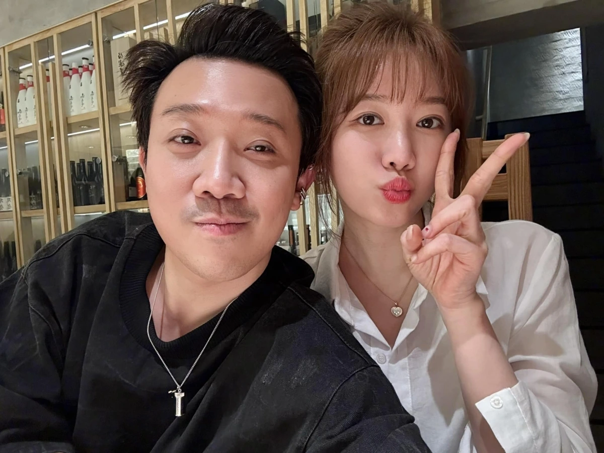 Hari Won từng chia sẻ cô may mắn và tự hào khi có bạn đời là Trấn Thành. Cô được chồng yêu thương, chiều chuộng nên đời sống hôn nhân luôn vui vẻ, mãn nguyện. Giọng ca "Hương đêm bay xa" cũng thường xuyên bày tỏ sự trân trọng và ngưỡng mộ dành cho chồng.