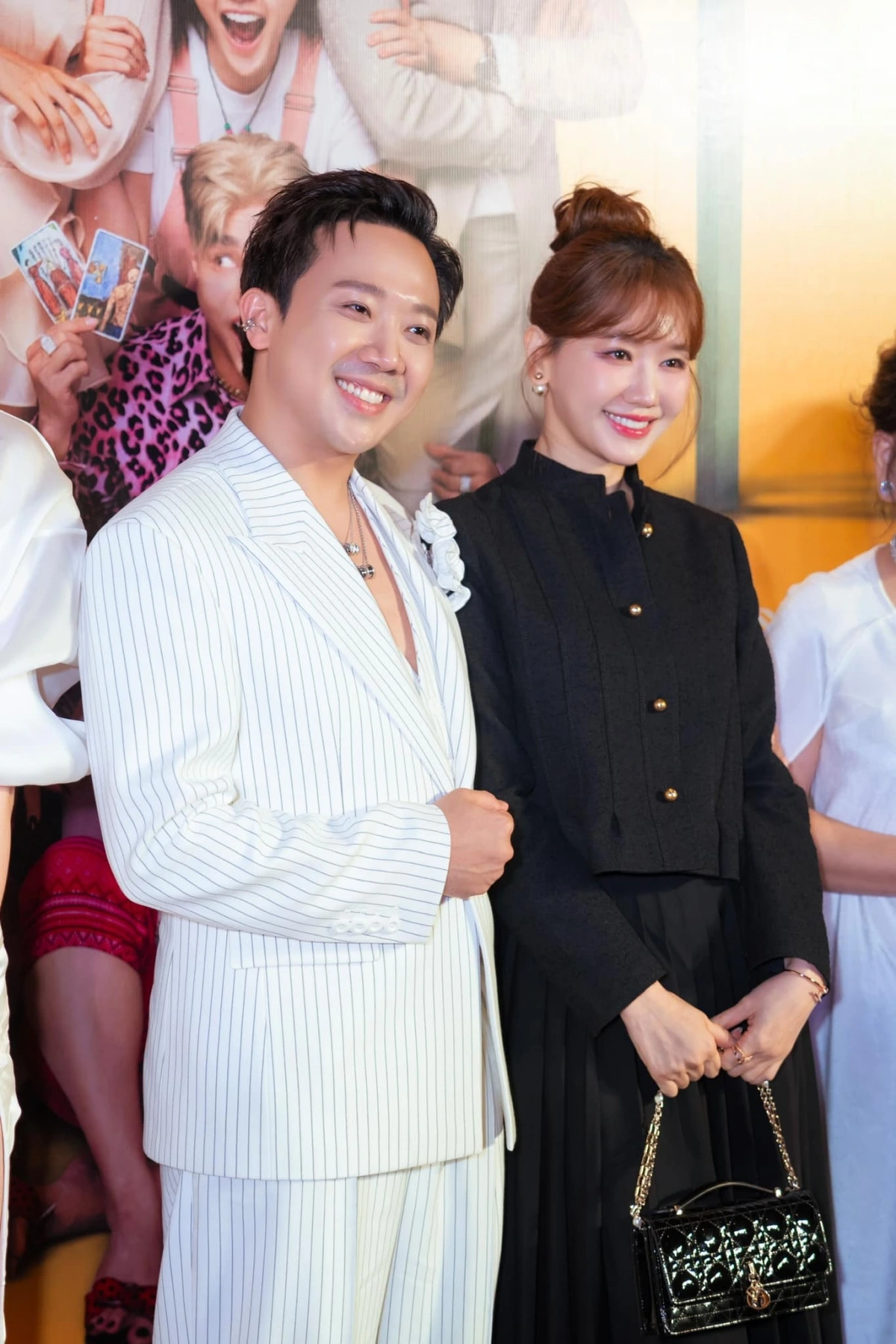 Sau khi kết hôn, Trấn Thành và Hari Won tiếp tục là cặp đôi “quyền lực” của showbiz Việt. Họ không chỉ sánh đôi tại các sự kiện lớn, cùng tham gia gameshow, talkshow, mà còn hỗ trợ nhau trong các dự án nghệ thuật cá nhân.