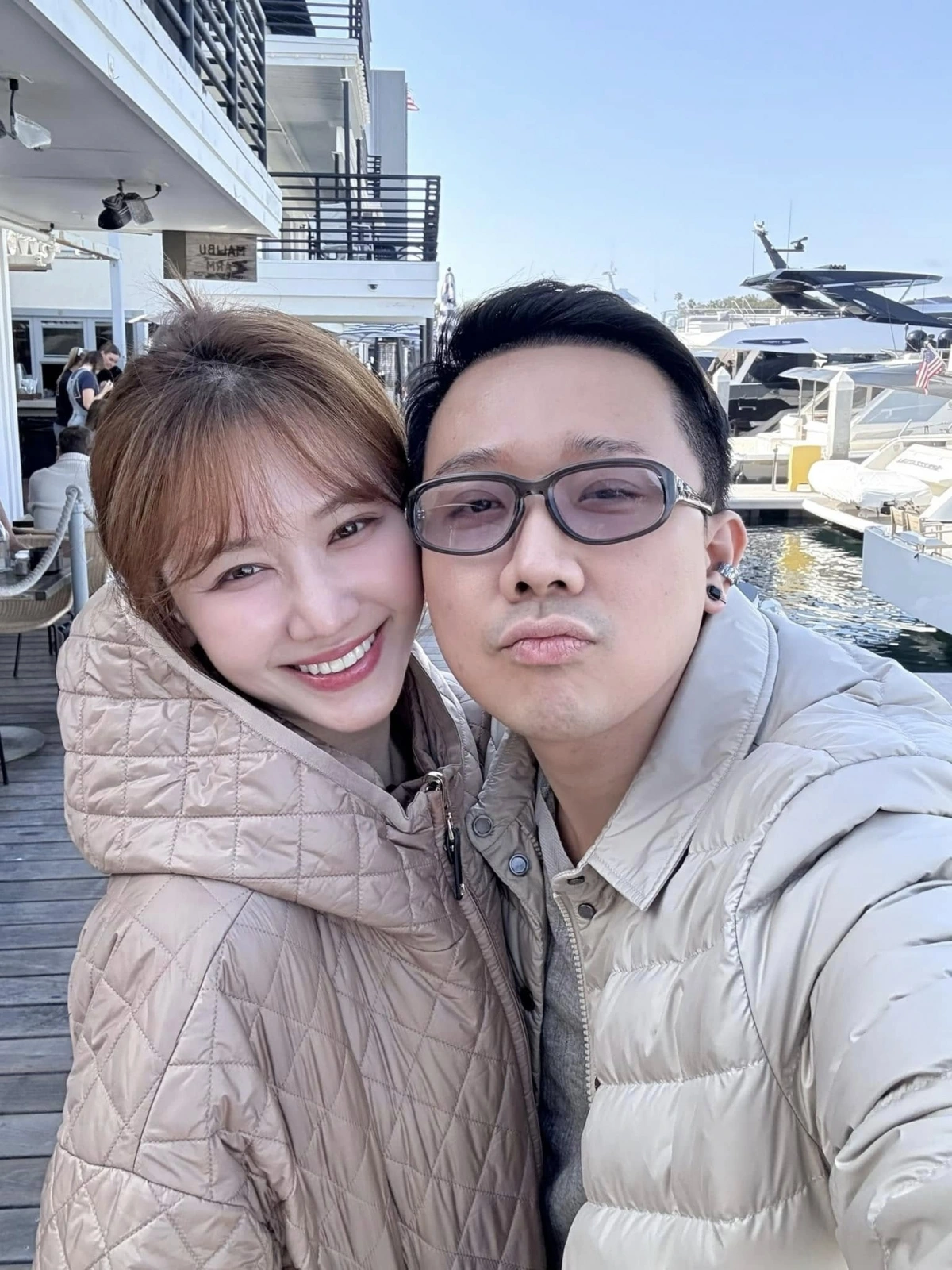 Dù bận rộn với công việc, cả hai vẫn duy trì thói quen hẹn hò, du lịch cùng nhau và thường xuyên đăng tải những khoảnh khắc đời thường ngọt ngào trên mạng xã hội. Những câu chuyện dí dỏm, tương tác dễ thương giữa hai vợ chồng khiến khán giả yêu mến và ngưỡng mộ.