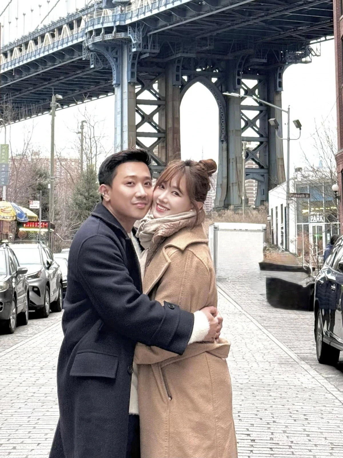 Mới đây, trên trang cá nhân, Trấn Thành nhắn nhủ tới vợ: "Em đã trải qua quá nhiều thiệt thòi, khổ đau ở quá khứ rồi, giờ này là hưởng phước. Nhiệm vụ của em là phải luôn luôn hạnh phúc. Nhiệm vụ của anh là giúp em hoàn thành nhiệm vụ của em. Cứ sống theo cách em muốn. Thế giới để anh lo. Nếu chỉ còn được nhớ điều duy nhất trên thế giới này, chắc anh cũng sẽ chọn nhớ về em”.