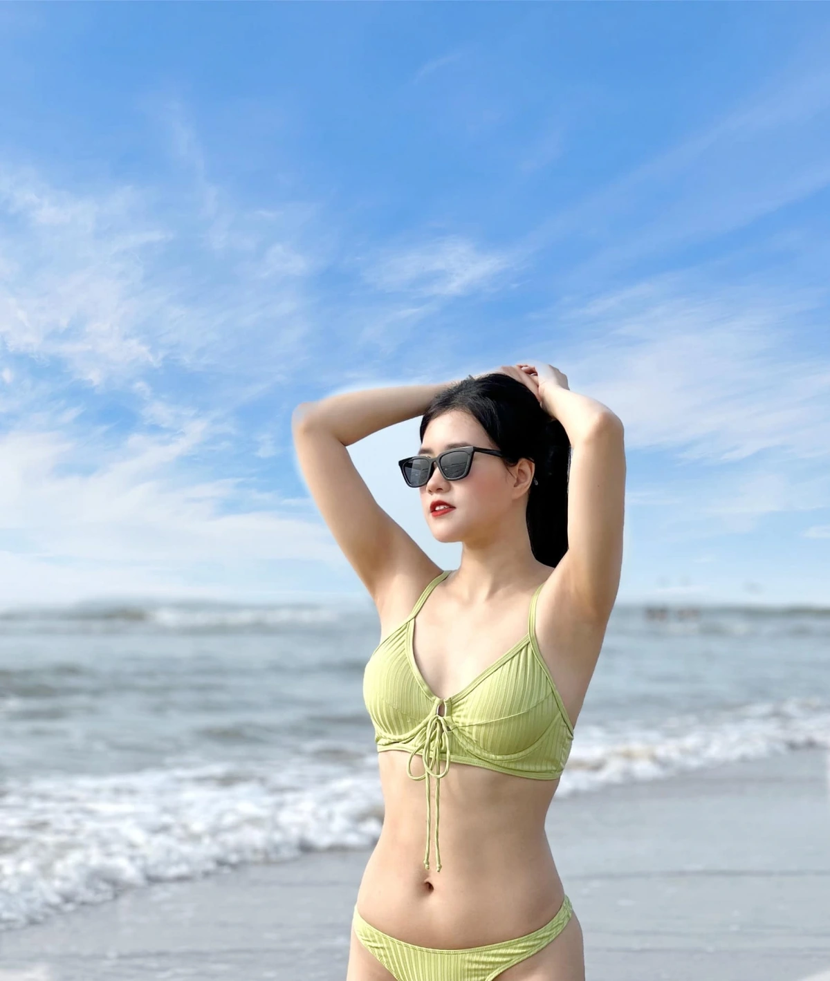 Dù đã là mẹ hai con, Thanh Hoa vẫn duy trì vẻ ngoài tươi tắn và vóc dáng thon gọn, khiến nhiều người ngưỡng mộ.