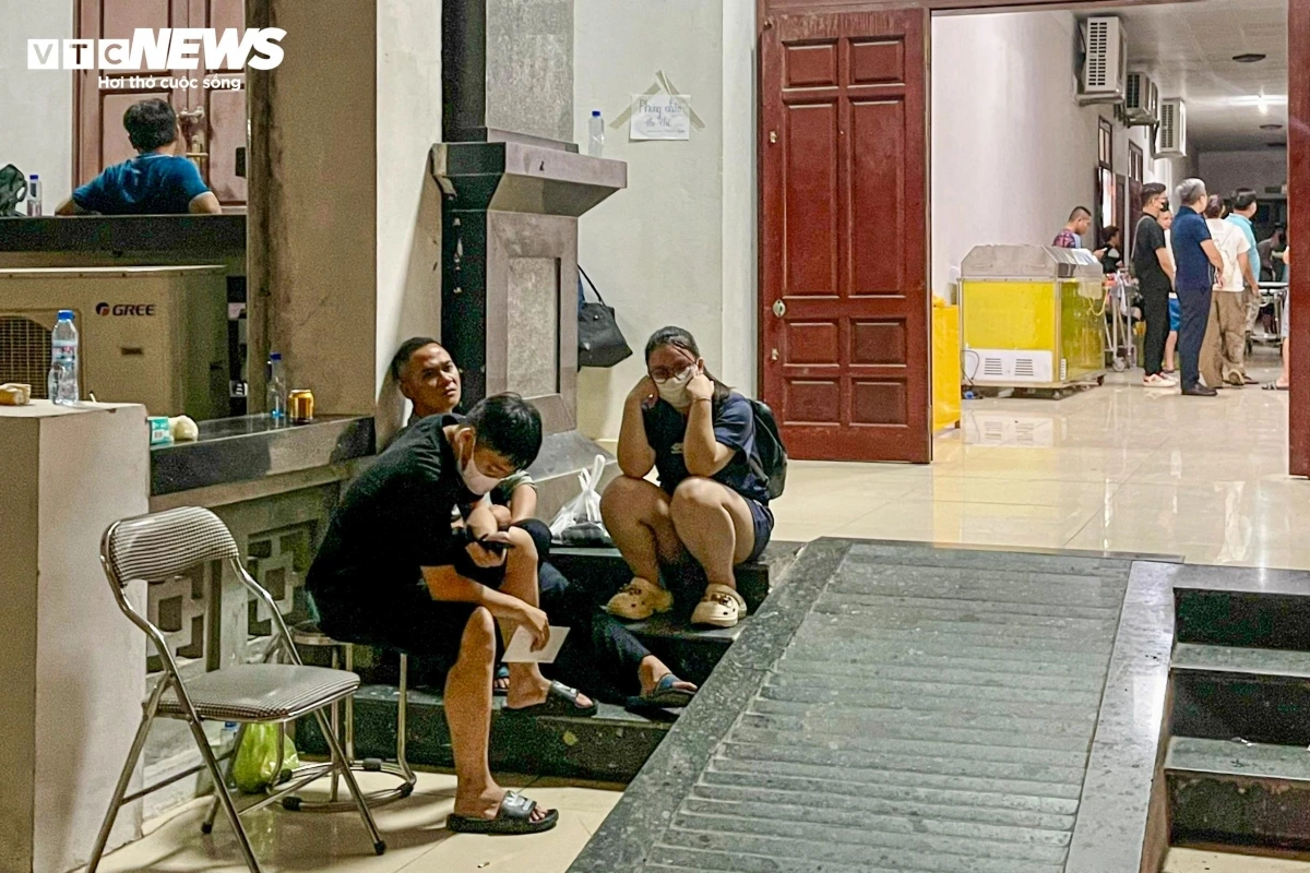 Nỗi đau không giấu nổi trên từng khuôn mặt, không ít gia đình đi cả nhà du lịch, giờ chỉ còn vài người sống sót.