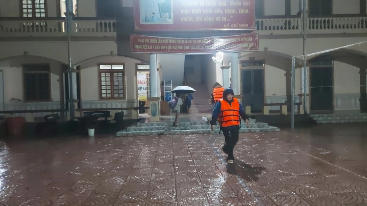 Chính quyền xã Mường Xén huy động 100% lực lượng bộ đội, công an, dân quân tự vệ ứng trực, hỗ trợ người dân di dời đến nơi an toàn khi nước lũ dâng cao. (Ảnh: Đào Thọ)