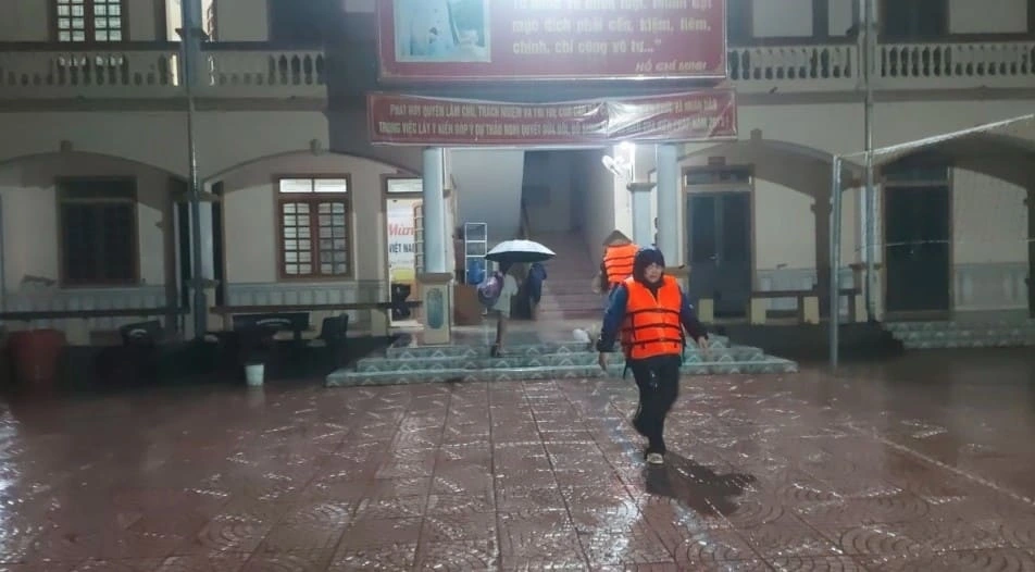 Authorities of Muong Xen commune mobilise their army, police, and militia forces in order to assist residents in evacuating to safety as floodwaters rise.