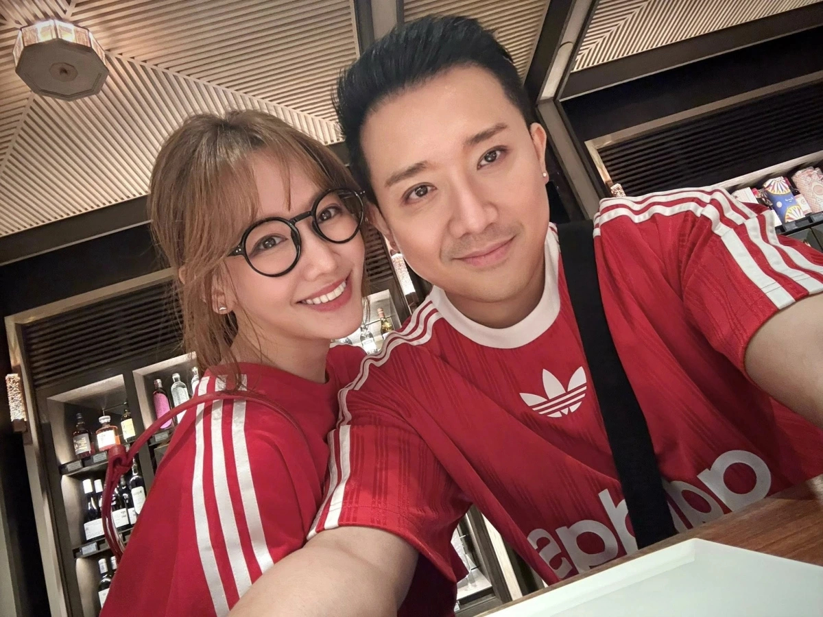 Về phía Trấn Thành, anh cho biết Hari Won luôn luôn ủng hộ và làm hậu phương vững chắc cho anh tập trung sự nghiệp. Nam MC nhận xét bà xã là người tự lập, mạnh mẽ. Anh từng chia sẻ rằng chính sự đồng hành và yêu thương của vợ đã giúp anh vượt qua nhiều khó khăn và trở thành phiên bản tốt hơn của chính mình.