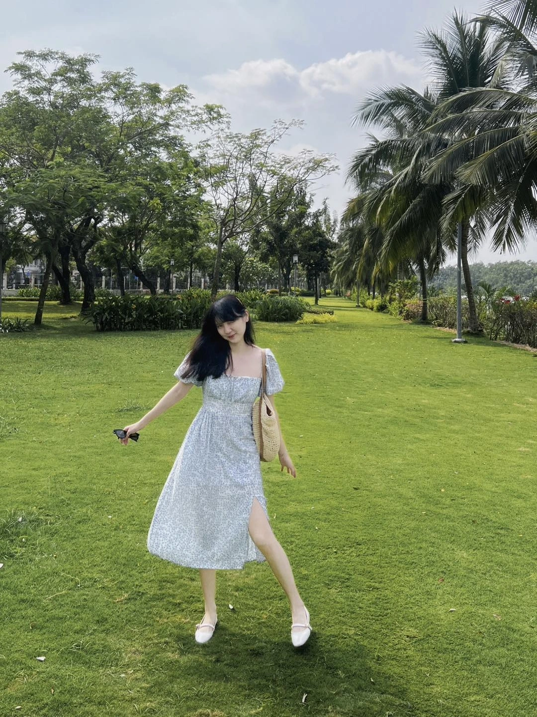 Bên cạnh phong cách năng động, Hải Tú cũng diện các trang phục nữ tính như váy dáng dài, tay bồng. Cô hóa thân thành “nàng thơ đích thực” khi diện váy hoa nhí màu xanh nhạt pha trắng với thiết kế cổ vuông và tay phồng nhẹ, toát lên vẻ dịu dàng, trong trẻo và đầy nữ tính.