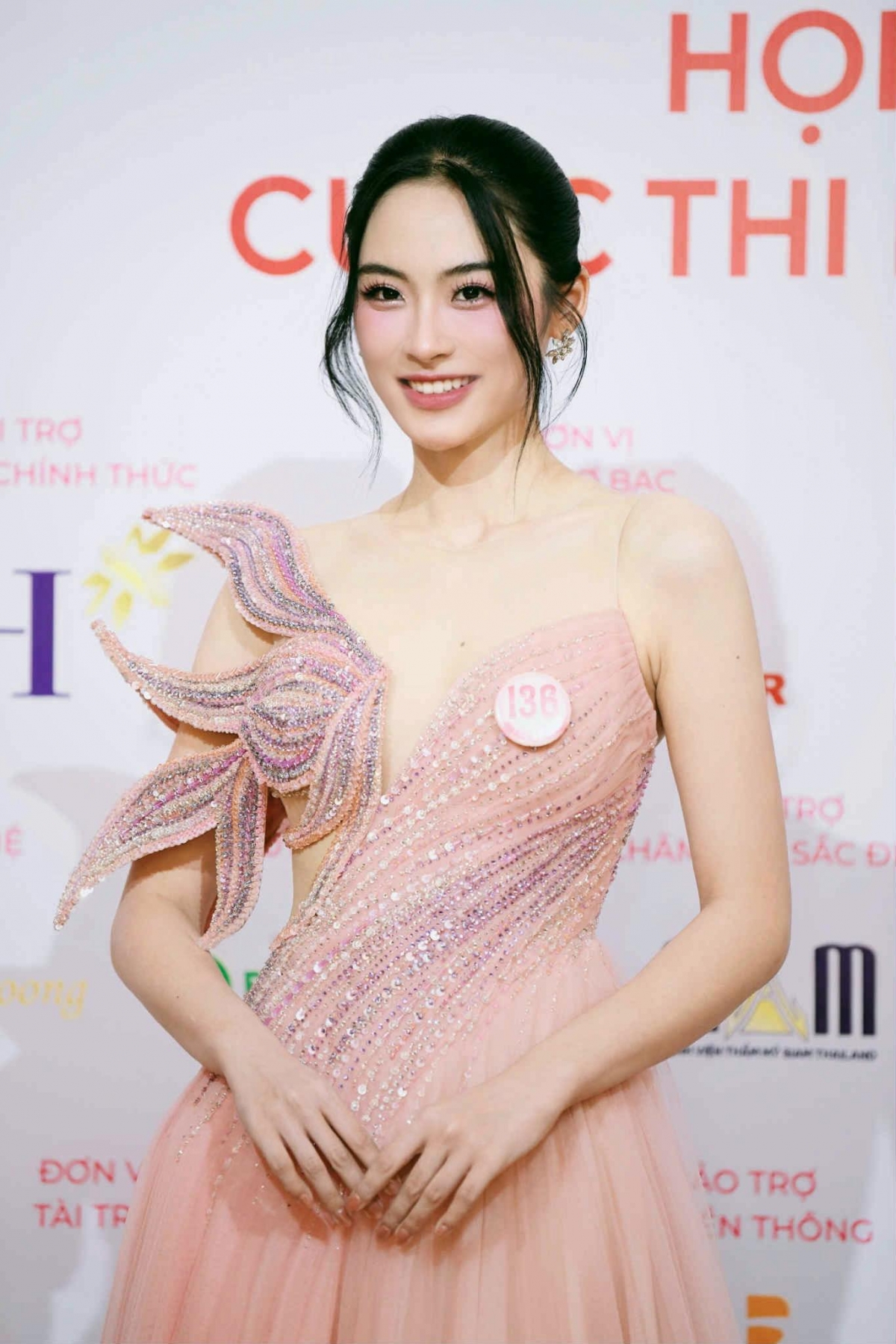 Sau khi giành danh hiệu á hậu, Vân Nhi chia sẻ cô chưa nghĩ tới chuyện yêu đương ở thời điểm hiện tại. Người đẹp hạnh phúc khi nhận được rất nhiều tình yêu thương, sự quan tâm của gia đình, thầy cô, bạn bè và người hâm mộ.