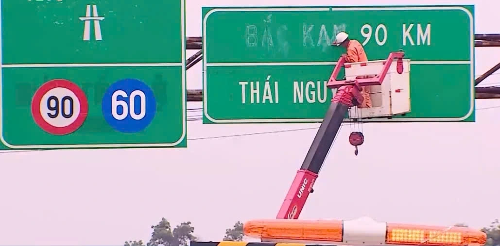 Những biển báo không còn phù hợp sau khi sáp nhập đơn vị hành chính đang được các địa phương rà soát, chỉnh sửa. 