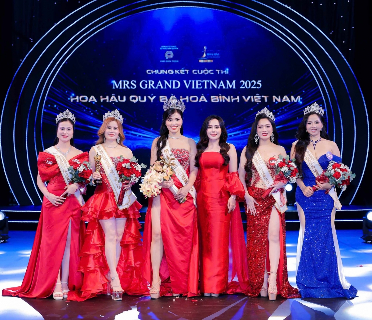 Tân Hoa hậu Mrs Grand Vietnam 2025 gọi tên Nguyễn Thị Thưa (thứ 3 từ trái sang)