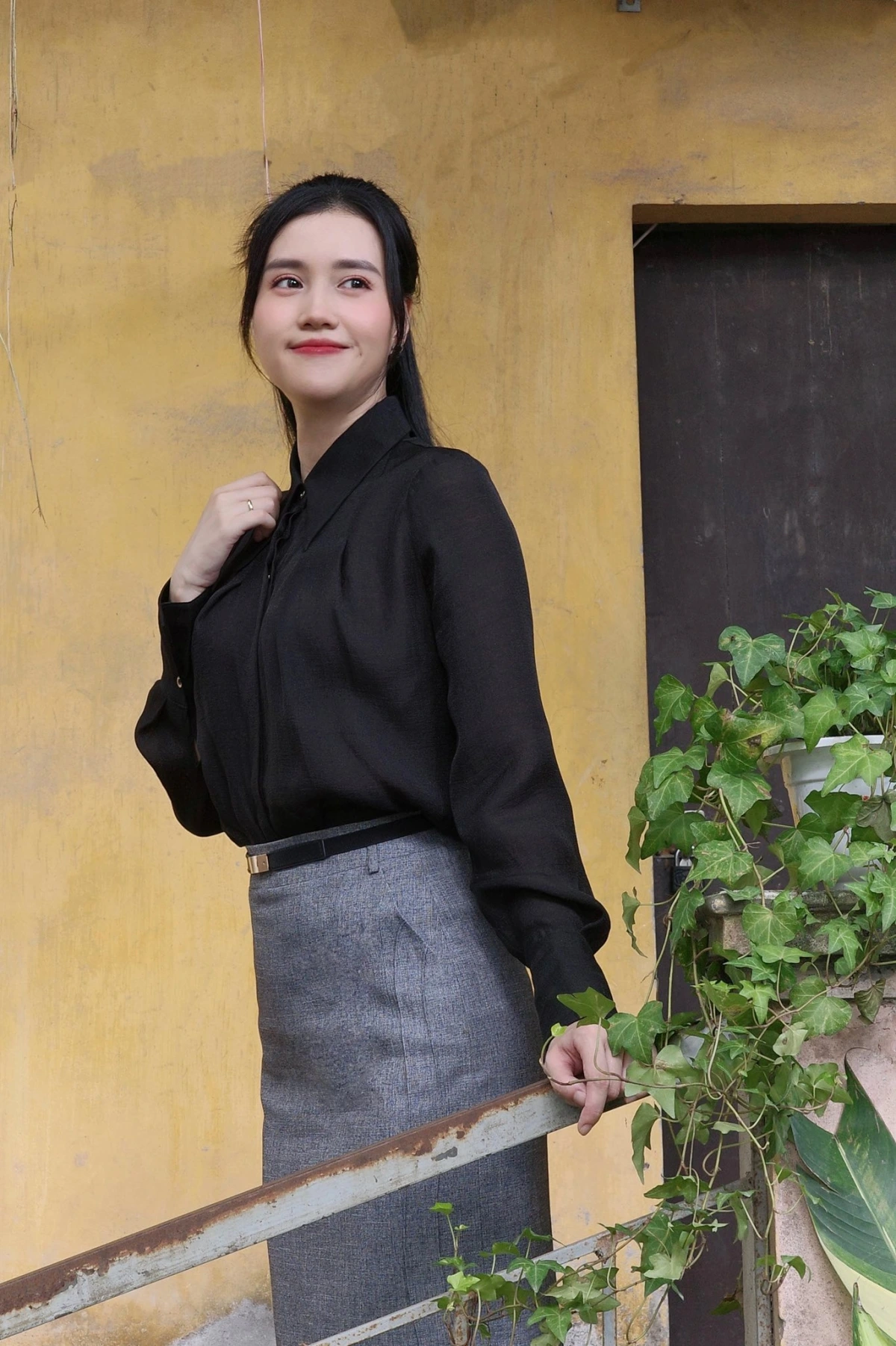 Trái ngược với hình ảnh ghê gớm, đầy mưu mô trong phim "Dịu dàng màu nắng", Thanh Hoa ngoài đời thực sở hữu vẻ đẹp dịu dàng, nữ tính. 