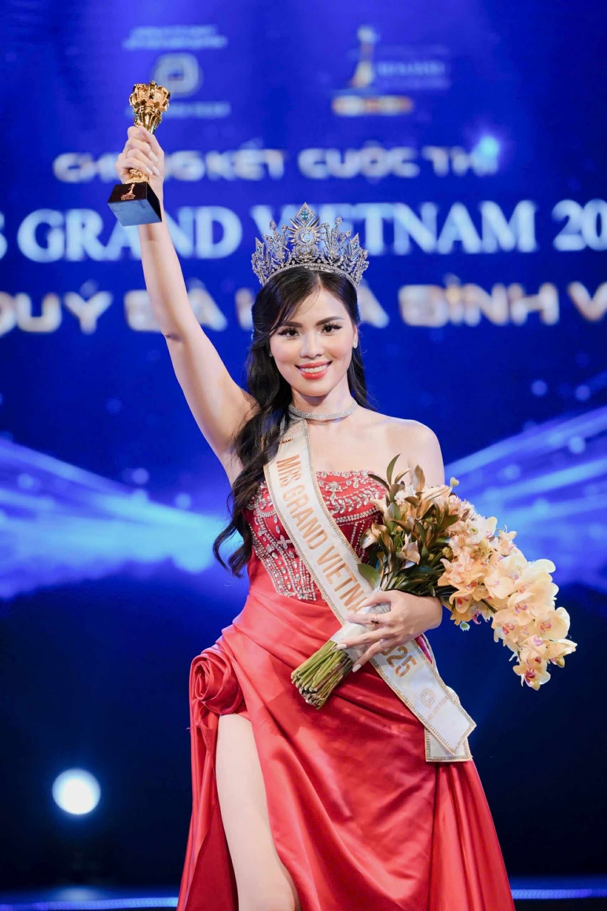 Nguyễn Thị Thưa xuất sắc đăng quang Mrs Grand Vietnam 2025