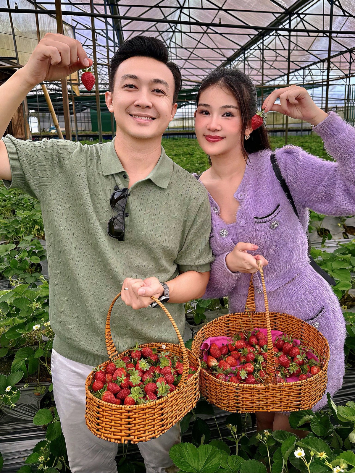 Lê Âu Ngân Anh cùng ông xã du lịch Đà Lạt, trải nghiệm niềm vui tự thu hoạch dâu trong vườn. (Nguồn: FBNV)