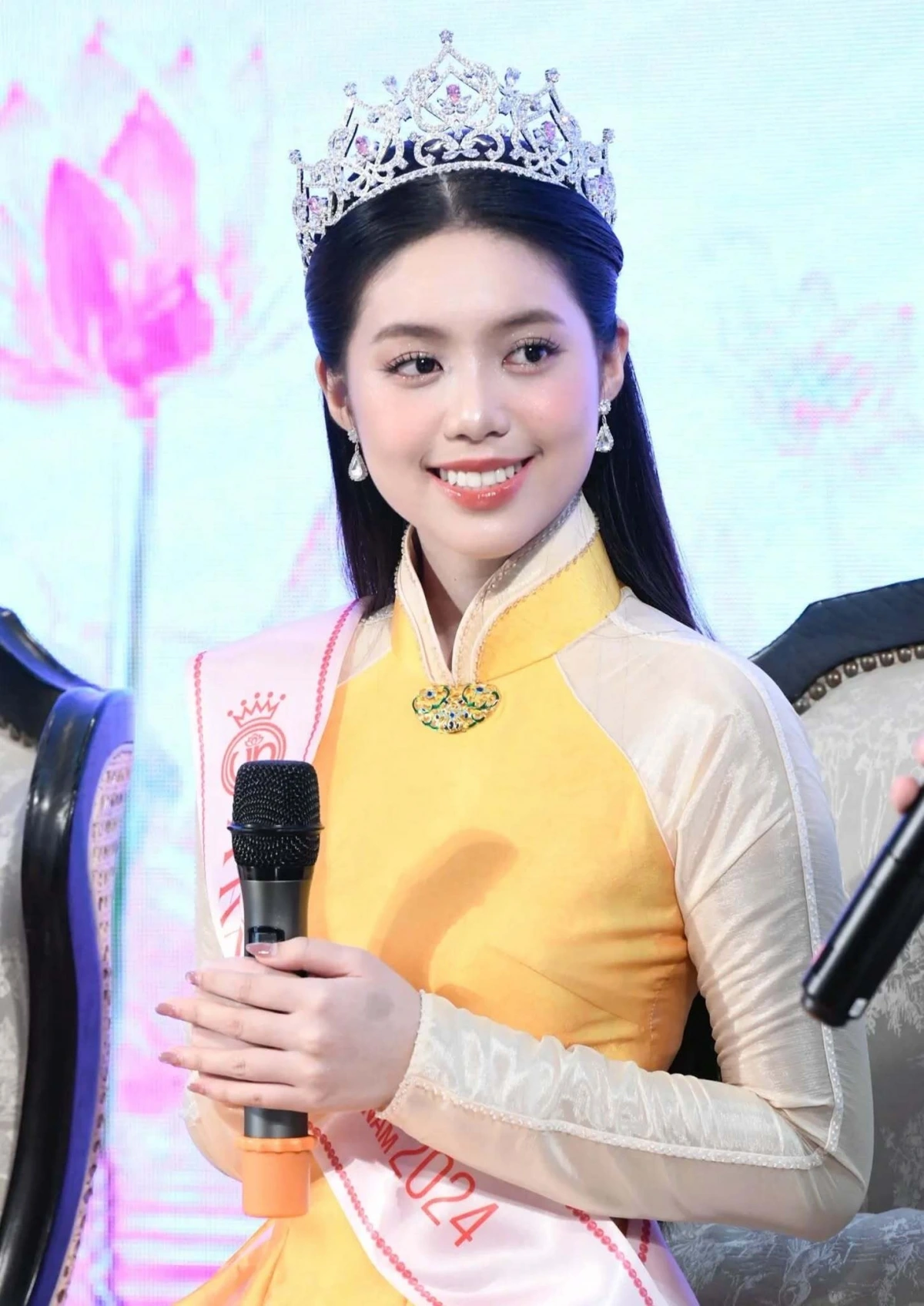 Trần Ngọc Châu Anh sinh năm 2003, giành danh hiệu Á hậu 1 Hoa hậu Việt Nam 2024. Cô cao 1,7m, nặng 51kg, số đo ba vòng 86-60-90cm, biết chơi piano, nhảy múa và sáng tác. Châu Anh là thiếu úy quân đội, đang công tác tại Khoa Âm nhạc, Đại học Văn hóa Nghệ thuật Quân đội. Cô cũng theo học chuyên ngành piano tại Học viện Âm nhạc quốc gia Việt Nam.
