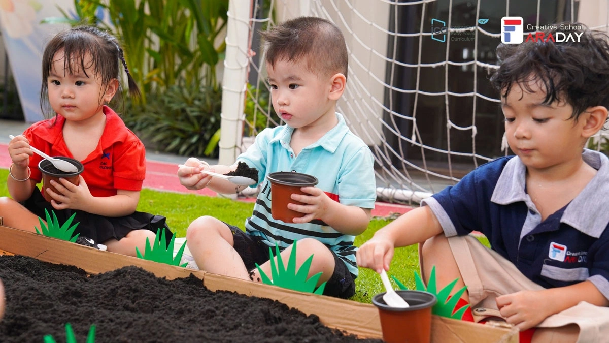Các em học sinh được làm quen với việc trồng cây bảo vệ môi trường tại trường học