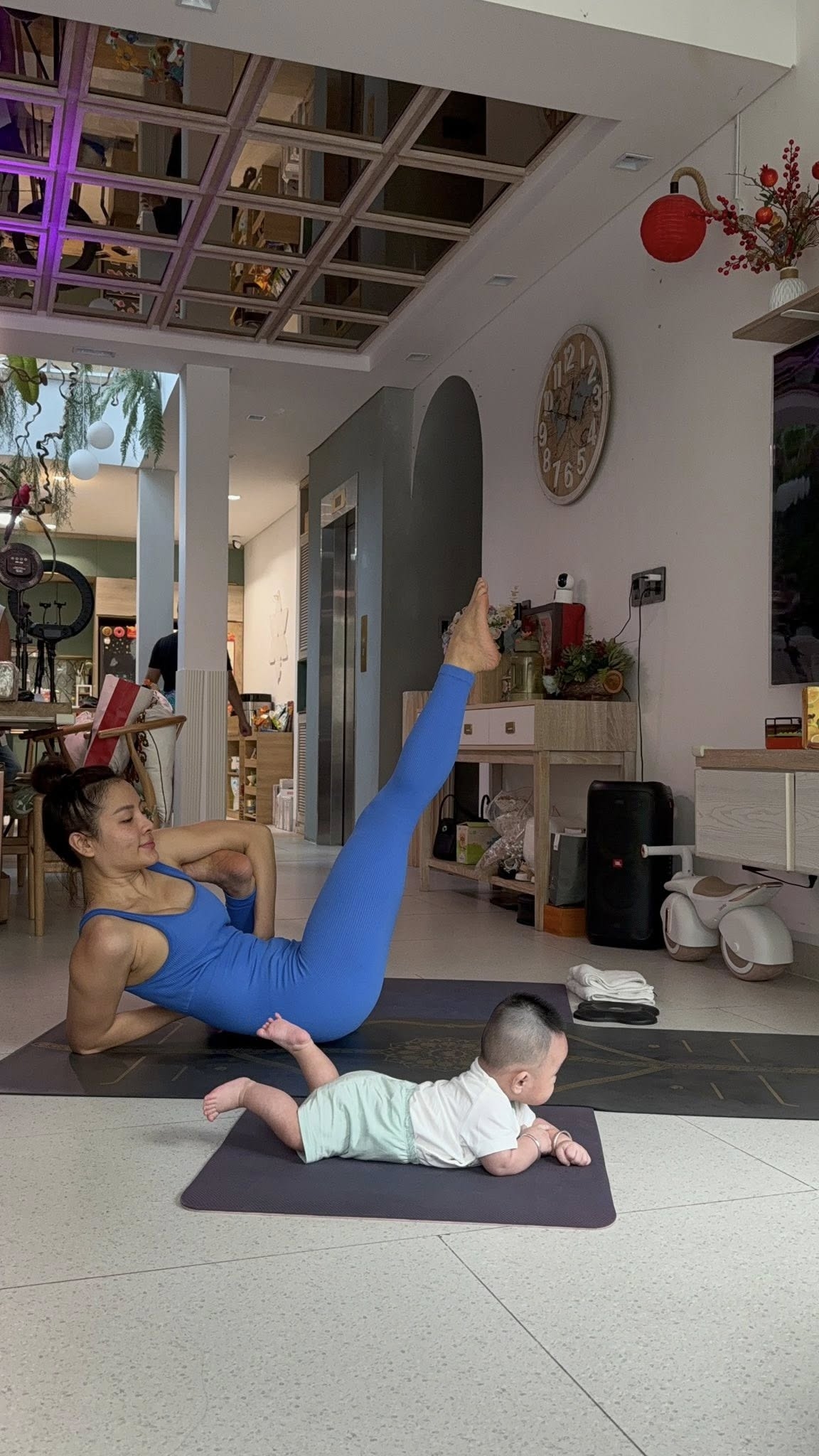 Phương Trinh Jolie cùng con trai út tập yoga. “Trên hành trình tìm về sự cân bằng, con là nguồn năng lượng đẹp nhất. Tập yoga cùng con – không chỉ là rèn luyện thân thể, mà còn là nuôi dưỡng tâm hồn bằng tình yêu và tiếng cười”.
