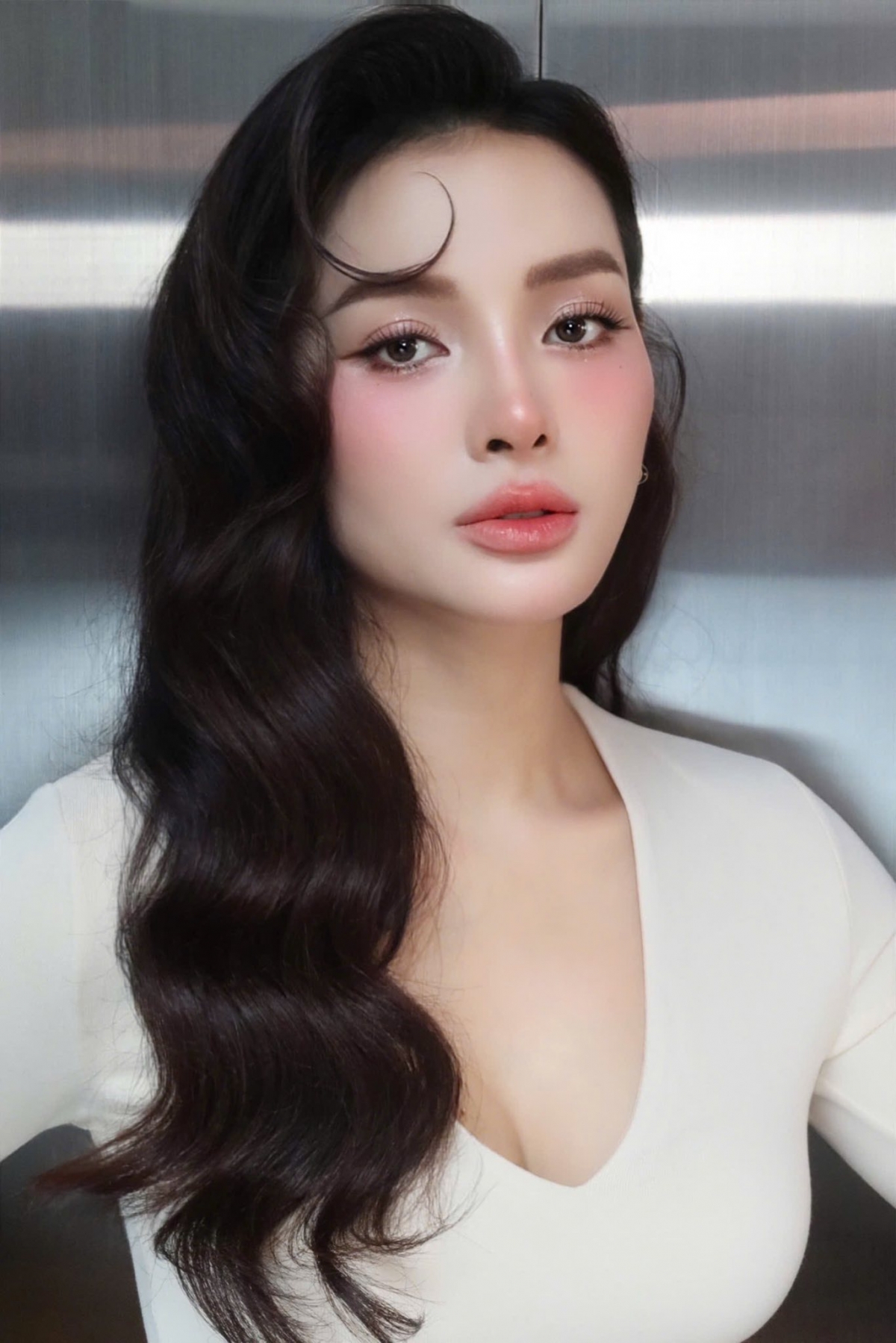 “Thanh xuân không phải là tuổi trẻ, mà là thần thái. Đẹp không phải để ai ngắm, mà để nhắc mình chưa từng bỏ rơi chính mình”, Phương Trinh Jolie tâm sự. (Nguồn: FBNV)