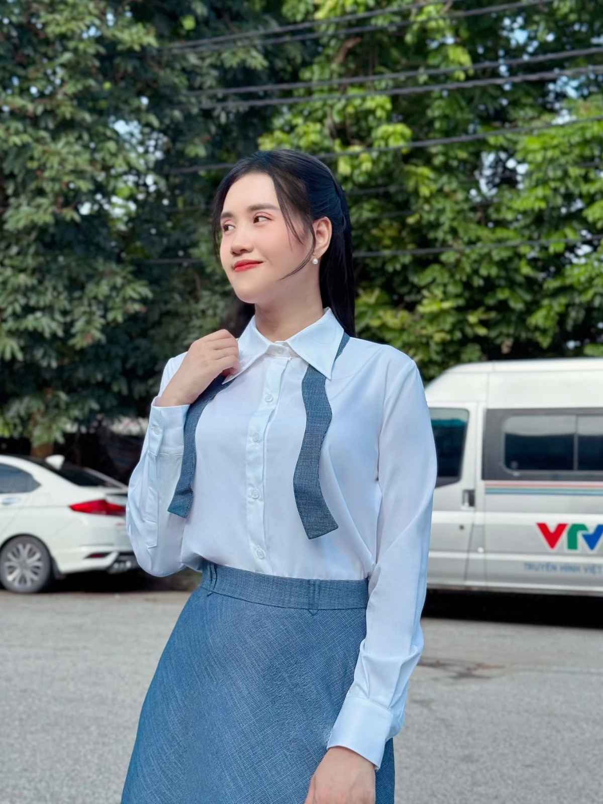 Tuyết là trưởng phòng nhân sự của công ty, thường nịnh bợ Giám đốc Hà (NSND Lan Hương thủ vai), tìm cách chơi xấu sếp Phong (B Trần). Khán giả để lại bình luận chỉ trích nhân vật Tuyết: "Cái miệng Tuyết có 1-0-2 ở Việt Nam, tính cách thì dữ dằn, sợ quá"; "Không muốn xem phim lúc nhân vật Tuyết xuất hiện"; "Nhìn Tuyết trông điêu nhất màn ảnh việt"; "Đi làm sợ nhất gặp kiểu người như Tuyết"...