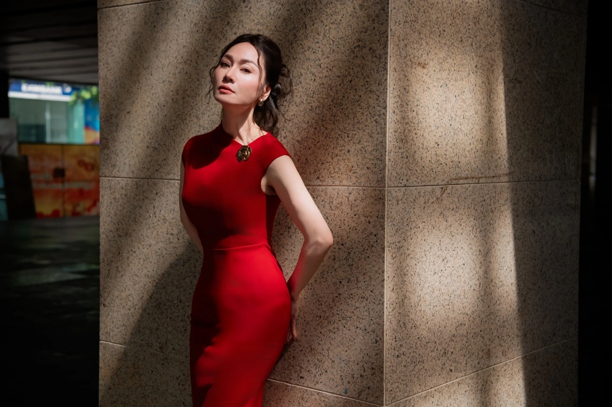 NSƯT Quách Thu Phương đẹp rạng ngời trong ngày sinh nhật. Cô viết: “Cô gái cùng tên, cùng tuổi, cùng cơ thể. Hôm nay là sinh nhật của hai chúng ta, cùng khỏe mạnh, bình an, xinh đẹp, luôn rực rỡ và hạnh phúc tôi nhé”.