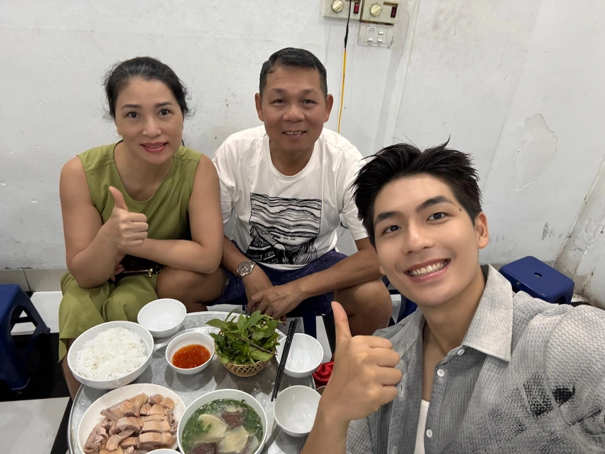 Nhân dịp ra Hà Nội làm việc, Quốc Anh được bố mẹ dẫn đi ăn ngan.