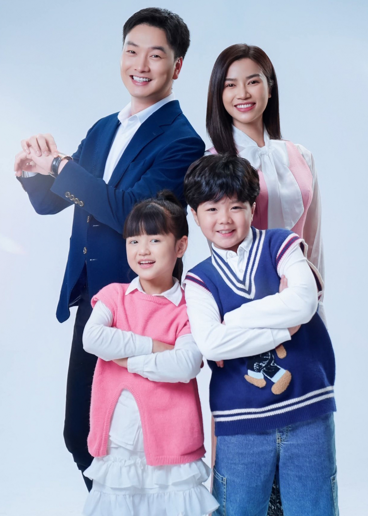 "Cầu vồng ở phía chân trời" là bộ phim đang lên sóng VTV, kể về cuộc sống của hai gia đình đơn thân sống cạnh nhau trong một khu chung cư. Tuấn (Trọng Lân) là ông bố “gà trống nuôi con”, vừa chăm sóc cô con gái nhỏ, vừa lo lắng cho người cha già. Oanh (Anh Đào) là bà mẹ đơn thân bươn chải nuôi con dưới áp lực cơm áo gạo tiền. Phim có sự góp mặt của hai diễn viên nhí là An Nhiên và Gia Nghĩa. Đây là hai bé đã quen mặt với khán giả truyền hình qua nhiều bộ phim. 