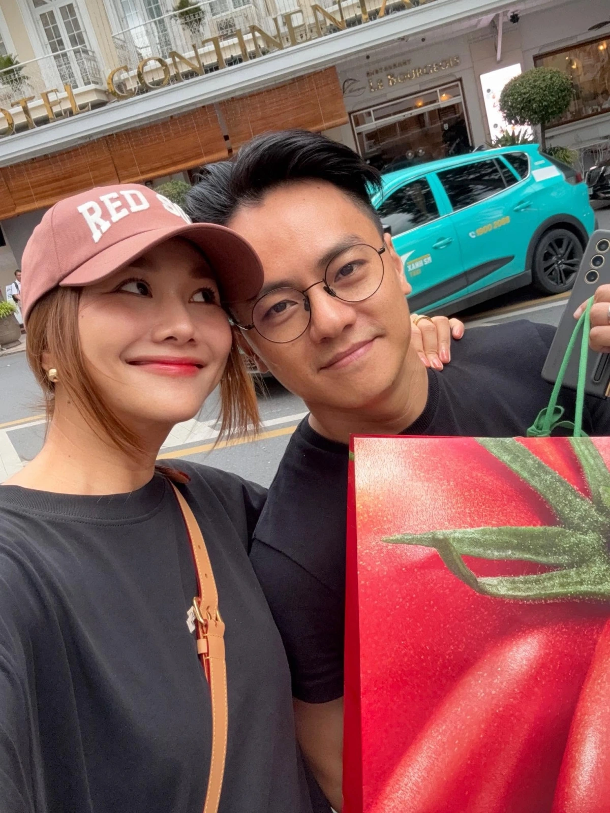 Thanh Hằng khoe được chồng đưa đi mua sắm. Nữ siêu mẫu hài hước viết: “Khi vợ có biểu hiện cau có, cáu kỉnh thì chồng hỏi vợ đi shopping không. Nhìn mặt tôi sau đó nè”.