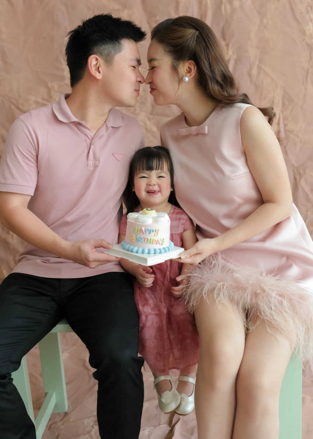 Vợ chồng hoa hậu cùng con mặc đồ đồng điệu màu hồng (Ảnh: FBNV)
