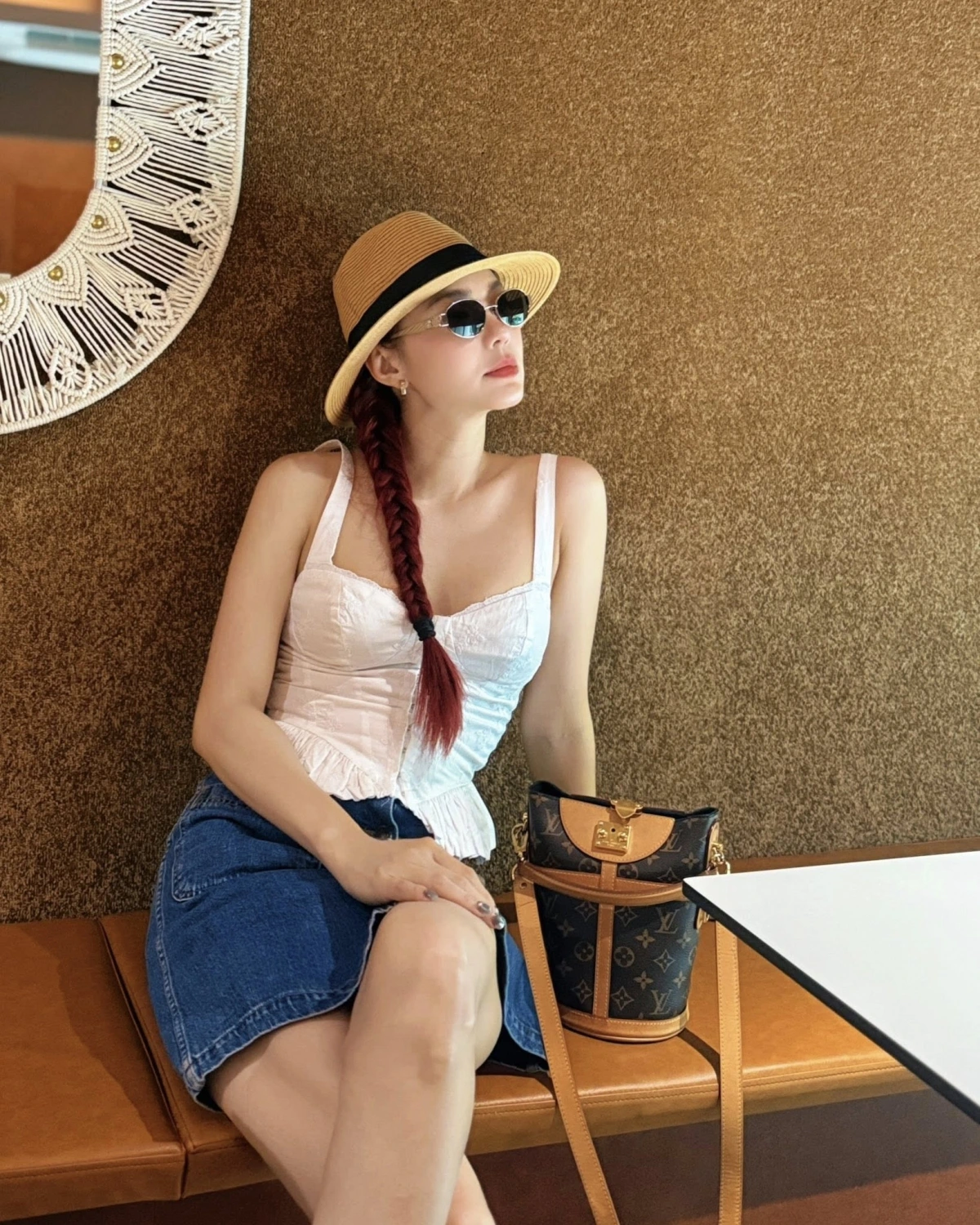 Minh Hằng thong thả ăn bữa xế, uống trà chiều.