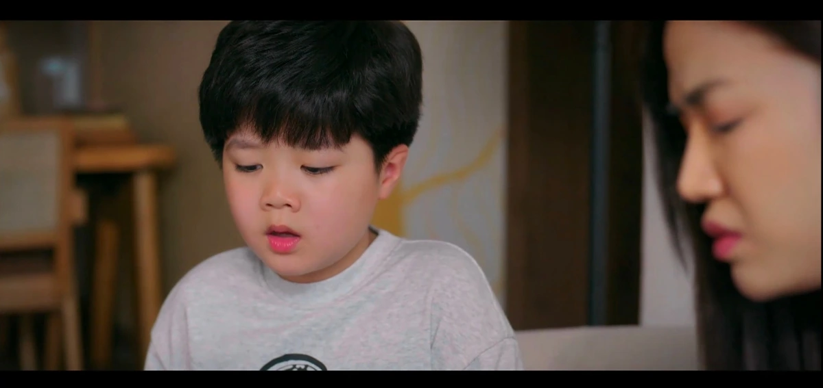 Dù tuổi còn nhỏ, Gia Nghĩa đã thể hiện khả năng nhập vai tốt, đặc biệt ở những phân cảnh cần cảm xúc như buồn bã, lo lắng hay hồn nhiên, vui vẻ. Cậu bé cũng làm mẫu ảnh, đóng quảng cáo từ năm 3 tuổi.