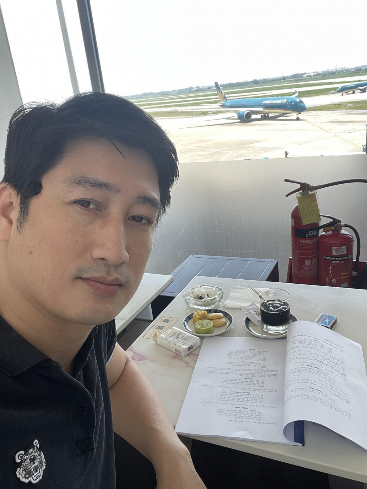 NSƯT Ngọc Quỳnh tranh thủ đọc kịch bản trong lúc chờ đến giờ lên máy bay.