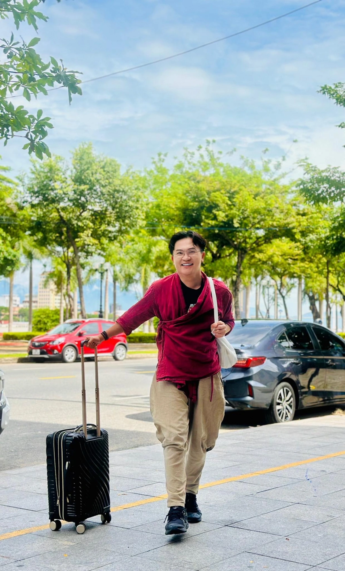 MC Đại Nghĩa hào hứng khi trở lại Đà Nẵng. “Giờ việc đầu tiên là sẽ tìm một quán chay ngon ăn no bụng trước đã, rồi sẽ có một ngày lang thang rong ruổi khắp nơi”.