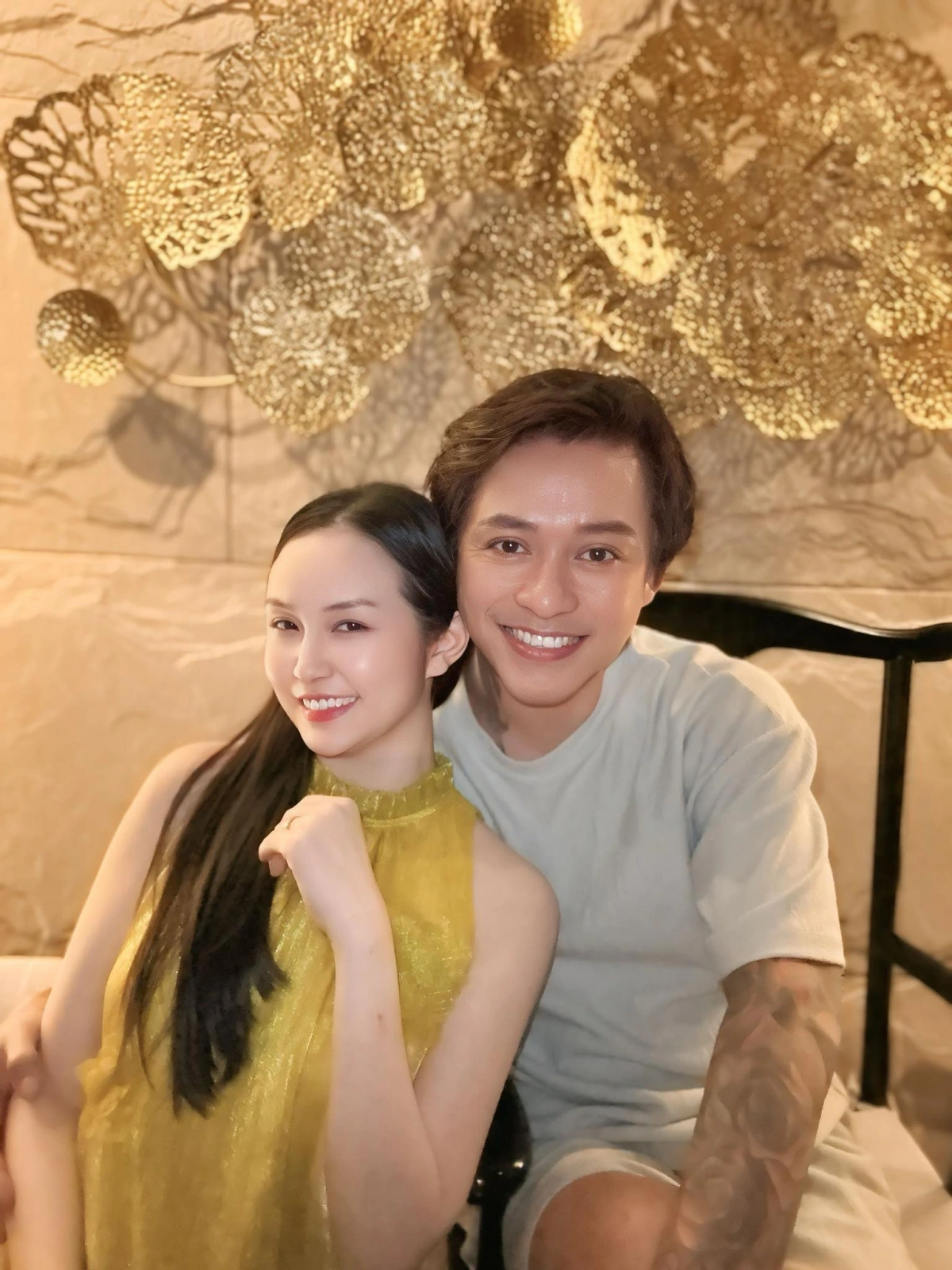 Ca sĩ Tuấn Hưng đăng ảnh vợ chồng đi chơi kèm chia sẻ: "Lâu lâu trốn con đi chơi, gặp mọi người bảo hai vợ chồng không ăn ảnh. Bực quá chụp một phát rồi dùng mấy cái ứng dụng đăng luôn xem thế này được chưa?".