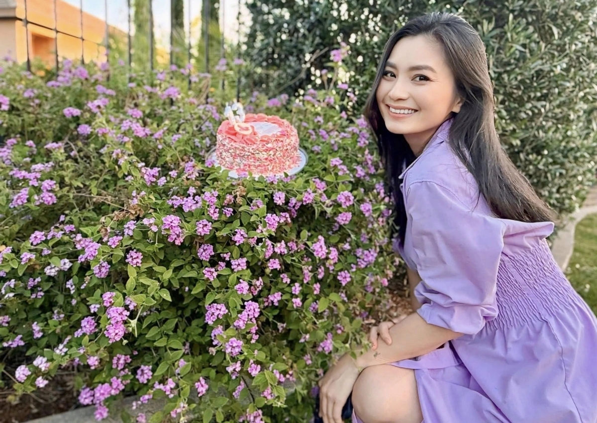 Diễn viên Diệu Hương cùng ông xã doanh nhân làm tiệc ấm cúng tại biệt thự ở California, mừng con gái Chuối Đậu lên 13 tuổi. Bà mẹ hai con tranh thủ chụp ảnh bên chiếc bánh kem. Cô nói rất hạnh phúc khi chứng kiến con gái khôn lớn, ngoan ngoãn và giàu tình cảm. Ảnh: FBNV