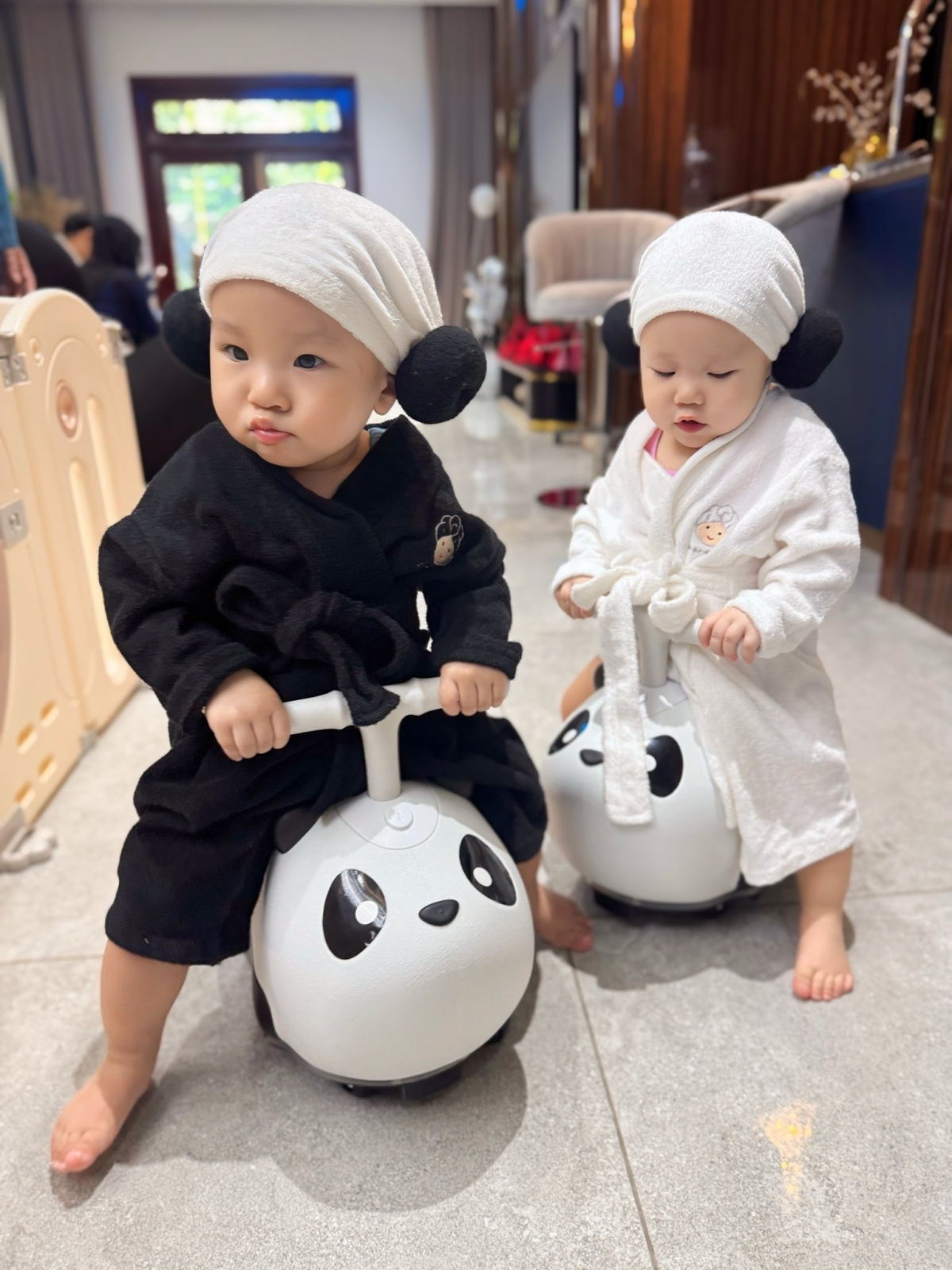 Phương Oanh đăng ảnh hai con song sinh mặc đồ đi spa với biểu cảm đáng yêu.